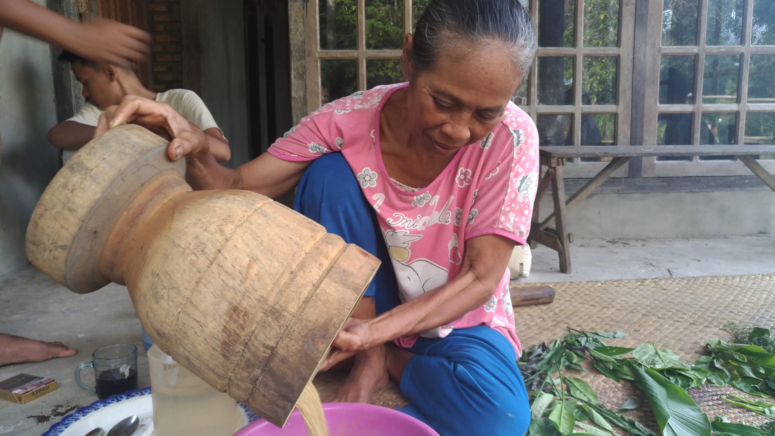 Nyang Nok, menuangkan jamu racikannya setelah ditumbuk. Foto: Elviza Diana/ Mongabay Indonesia