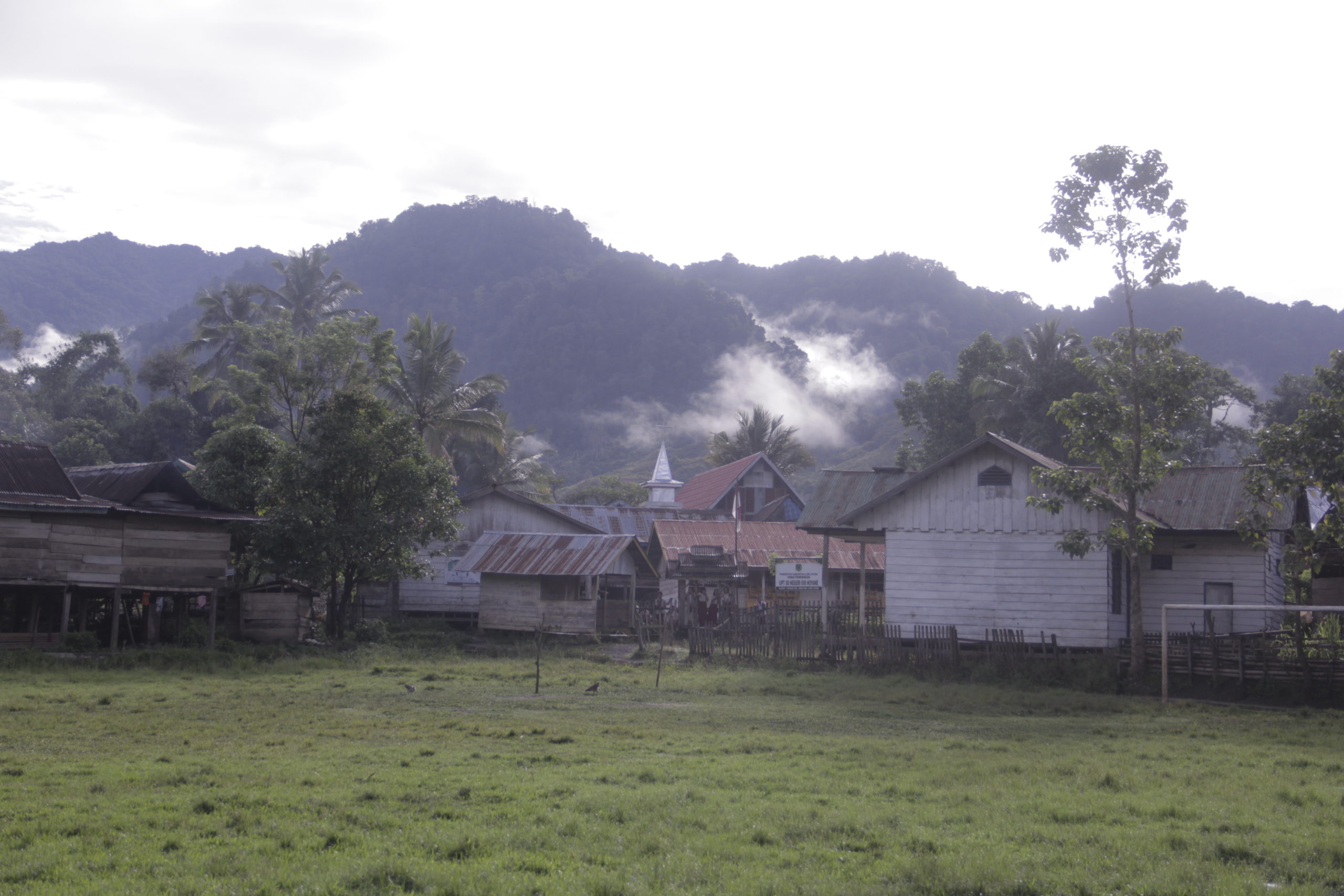 Pagi di Desa Hoyane. Foto: Eko Rusdianto/ Mongabay Indonesia