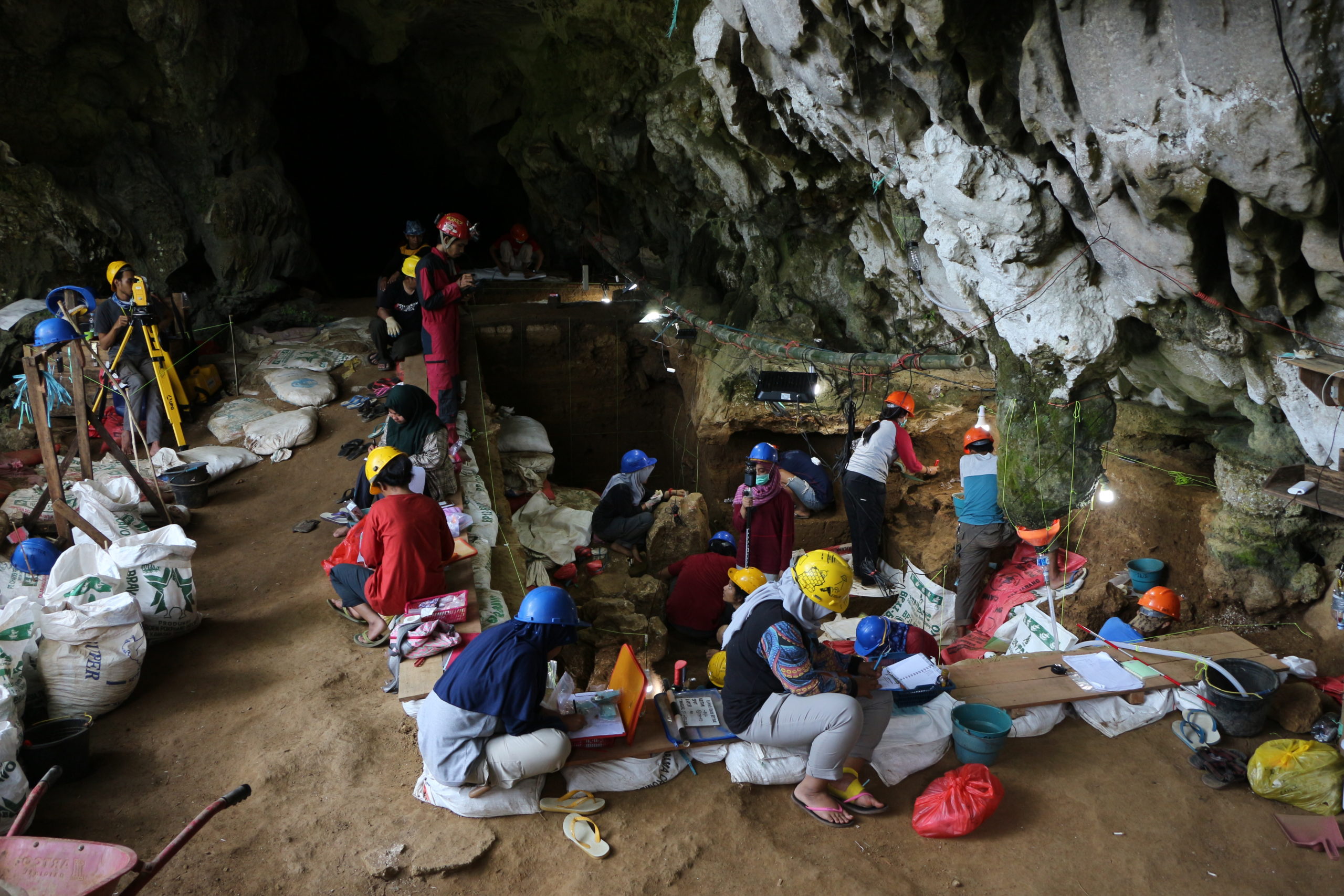 Suasana penggalian di Goa Bulu Bettue, Maros. Foto: dokumentasi Universitas Griffith, Australia. 