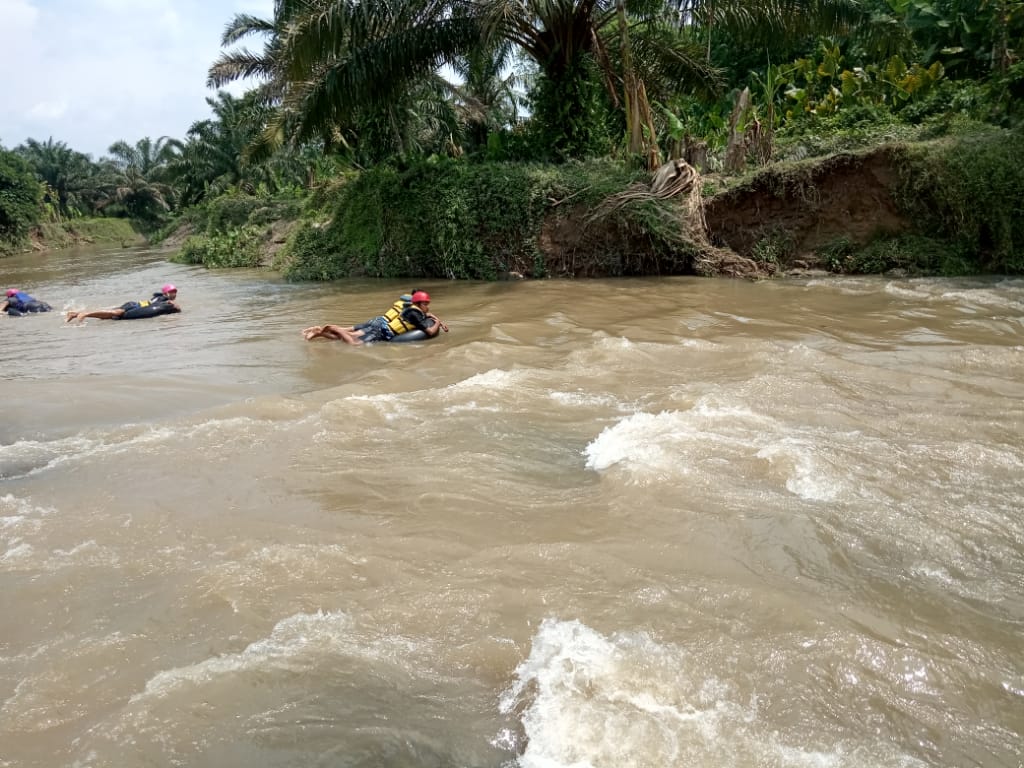 Pencarian korban banjir bandang di sungai yang akan menjadi Bendungan Lau Simeme. Foto: tim gabungan pencarian korban