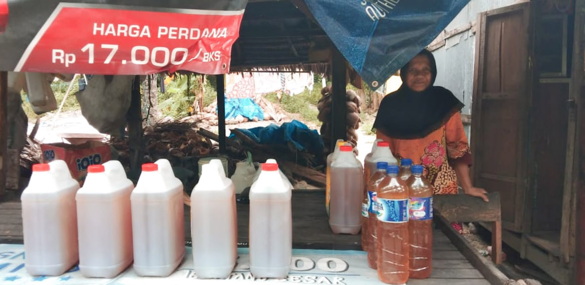 Minyak Mandar, dijual di tepi jalan. Foto: Agus Mawan/ Mongabay Indonesia