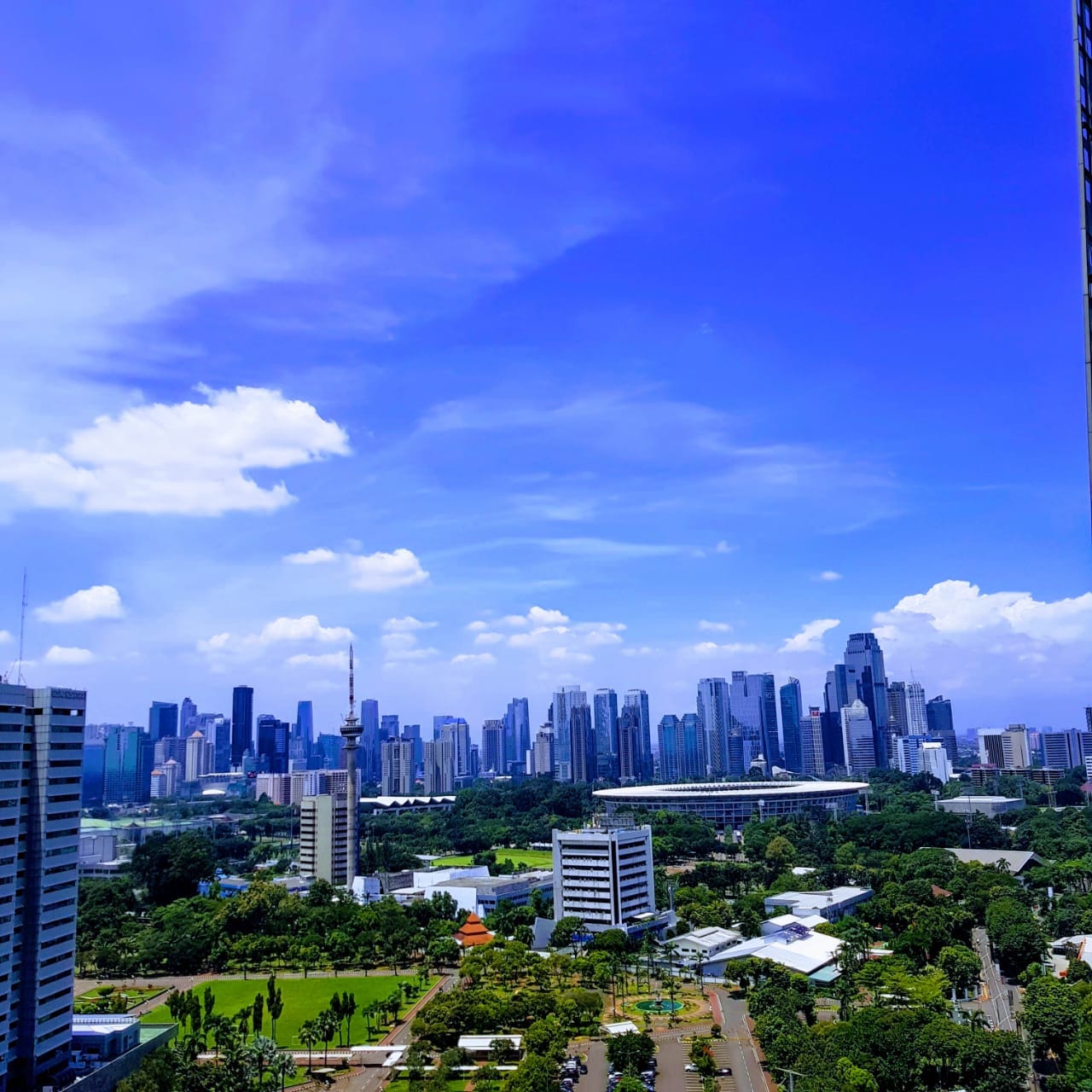 Kawasan Senayan, Jakarta Selatan pada awal April 2020 yang sepi dan lengang membuat udara menjadi bersih. Foto : Andreas Harsono/Mongabay Indonesia