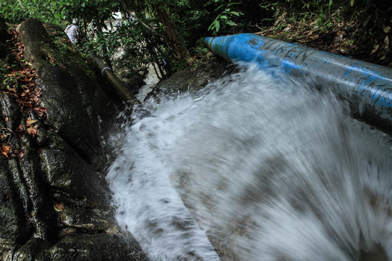 Aliran mata air dari Gunung Mangkol yang menjadi sumber air baku bagi masyarakat Kota Pangkalpinang sejak masa kolonial. Foto: Nopri Ismi/Mongabay Indonesia