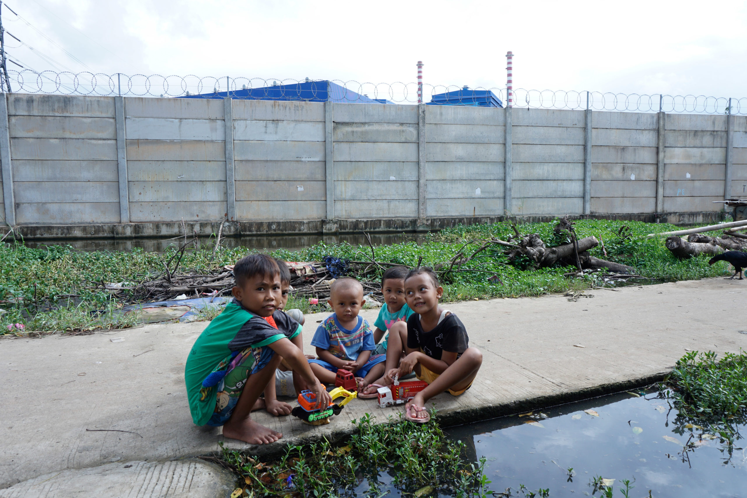 Anak-anak yang hidup di dekat PLTU batubara. Anak-anak, salah satu kelompok rentan terdampak polusi udara. Foto: Lusia Arumingtyas/ Mongabay Indonesia