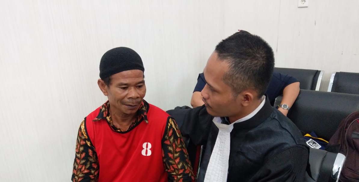 Keterangan foto utama: Bongku, orang Sakai didampingi LBH Pekanbaru dalam sidang di Pengadilan Negeri Pelalawan. Foto: LBH Pekanbaru