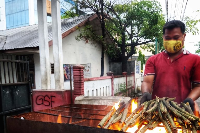 Rotan muda dibakar dan jadi makanan khas Mandailing, bernama pakkat. Foto: Ayat S Karokaro/ Mongabay Indonesia