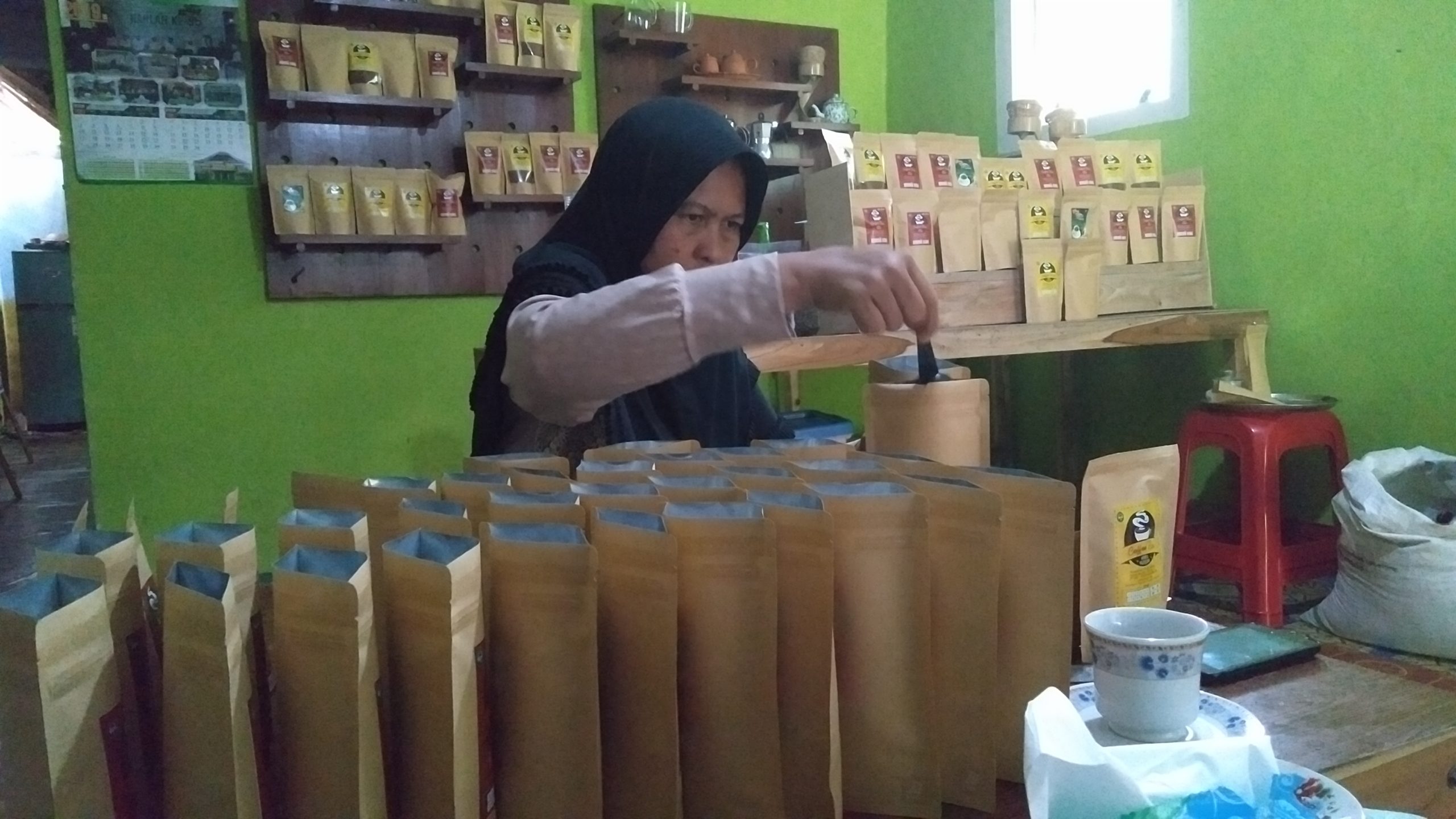 Mengemas kopi Sridonoretno. Foto: Eko WIdianto/ Mongabay Indonesia