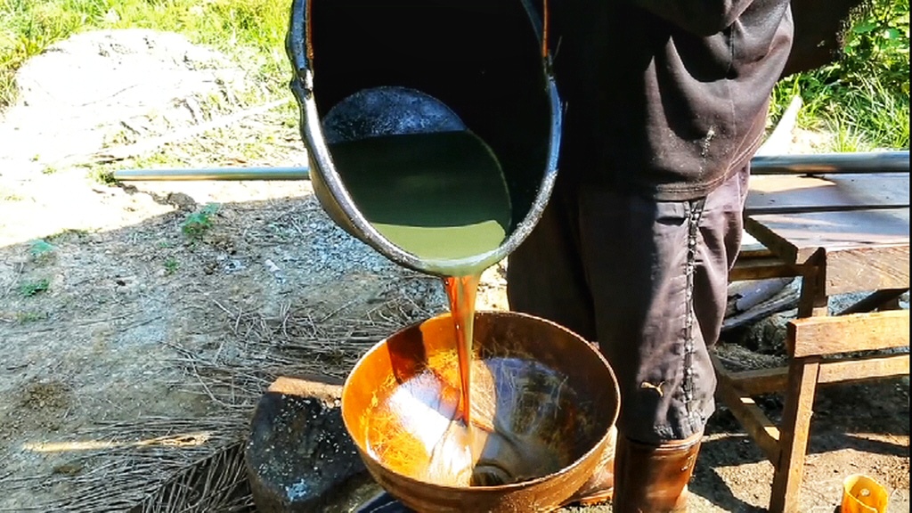 Minymentah hasil tambang tradisional di Langkat, Sumut. Foto: Ayat S Karokaro/ Mongabay Indonesia