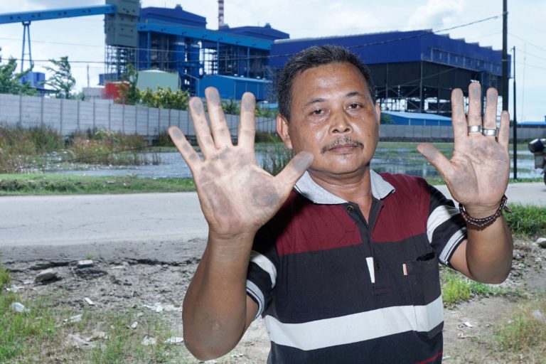 Nisan, warga Babelan, Bekasi, yang hidup di dekat PLTU batubara. Dia memperlihatkan, tangannya kotor karena debu dari PLTU. Foto: Lusia Arumingtyas/ Mongabay Indonesia