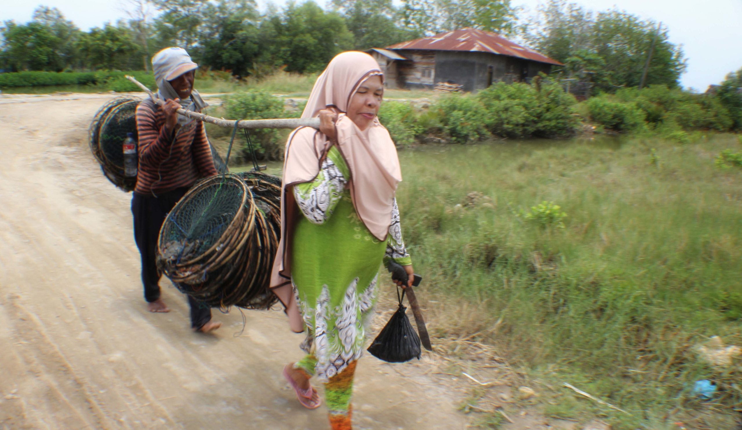 Nelayan tradisional membawa hasil tangkapan. Foto: Ayat S Karokaro/ Mongabay Indonesia