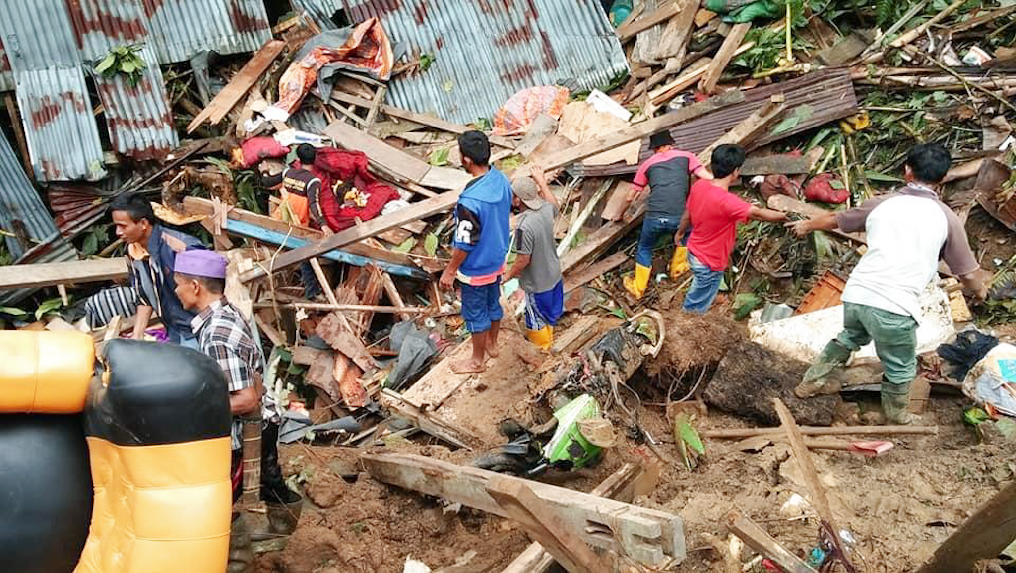Wrga saat membantu korban longsor di Tumonga, Kelapa Dua, Polman. Foto: dokumentasi warga
