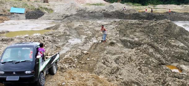 Lahan di Jambi ini dulu hamparan sawah, kini tambang emas. Foto: Ellviza Diana/ Mongabay Indonesia