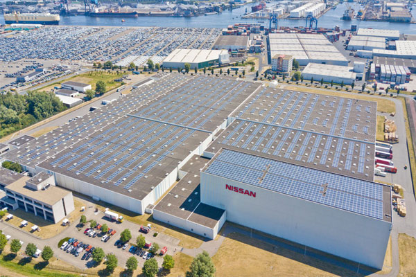 Nissan Motor Parts Center (NMPC) di Amsterdam beratap 9.000 panel surya.. Foto: Nissan