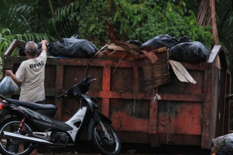 Tempat pembuangan sampah di Kota Padang. Foto: Jaka Hendra Baittri/ Mongabay Indonesia