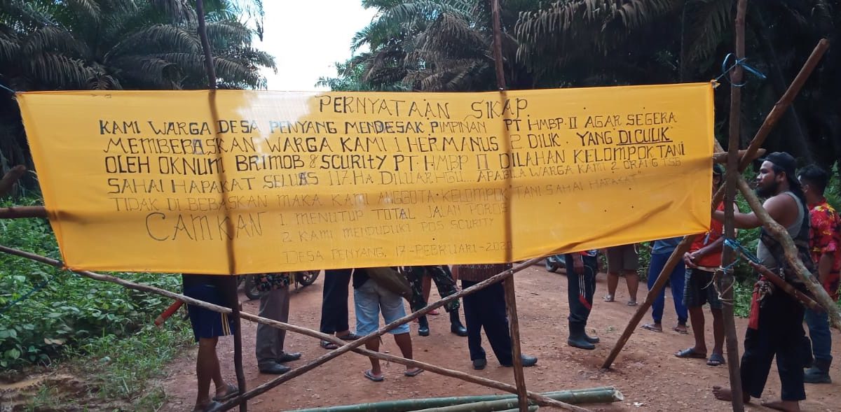 Aksi warga Desa Penyang memasang Hinting Pali, portal secara adat, setelah mereka mendengar Hermanus (almarhum) dan Dilik, ditangkap aparat pada 17 Februari 2020. Foto: Habibi/Save Our Borneo