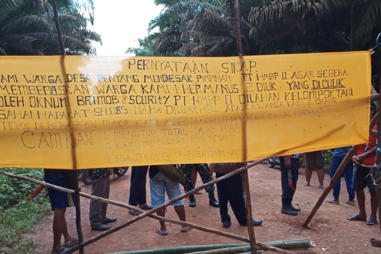 Aksi warga Desa Penyang memasang Hinting Pali, portal secara adat, setelah mereka mendengar Hermanus (almarhum) dan Dilik, ditangkap aparat pada 17 Februari 2020. Foto: Habibi/Save Our Borneo
