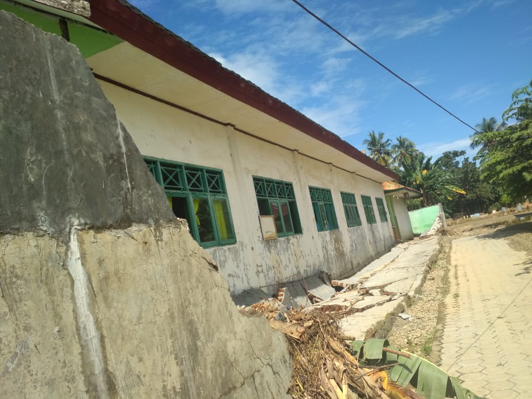 Tembok Sekolah madrasah di Suli yang roboh. Foto: Ina Usman