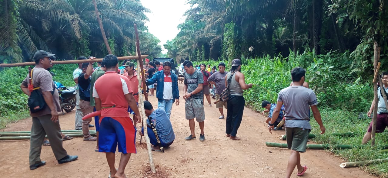 Aksi massa Desa Penyang memasang Hinting Pali, portal secara adat. Mereka juga berkonflik dengan PT HMBP. Foto: Save Our Borneo