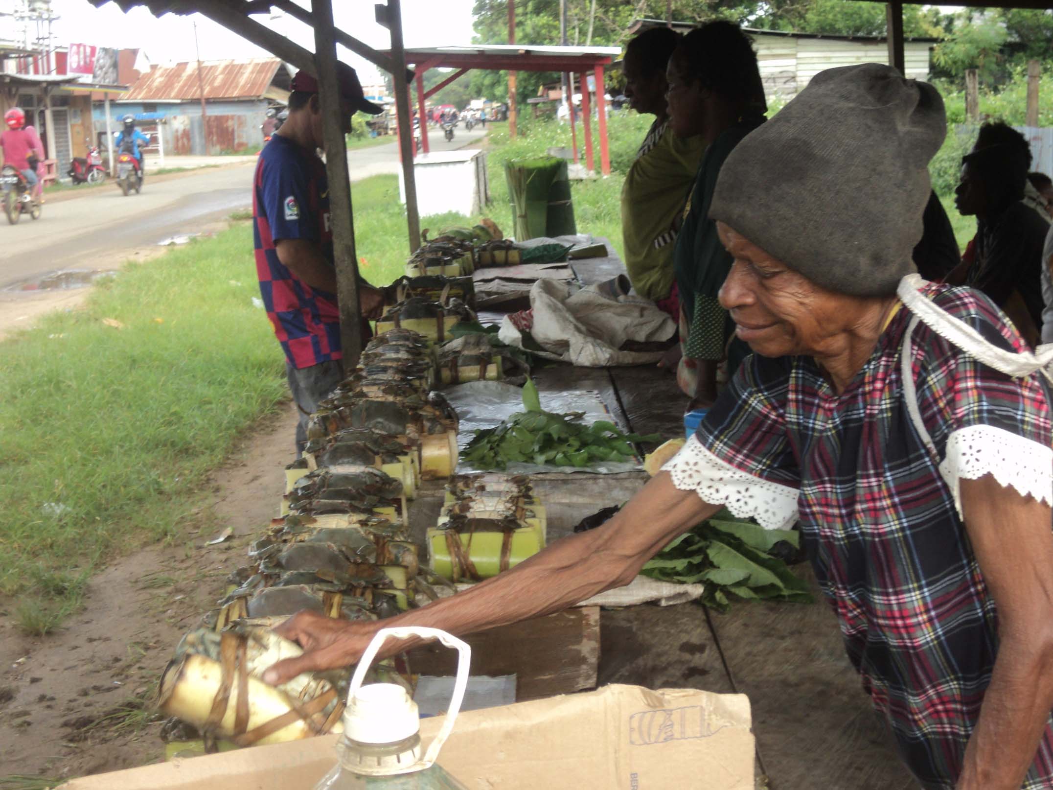 Agnes Asiam, pencari kepiting sejak tahun 70-an. Foto: Agapitus Batbual/ Mongabay Indknesia