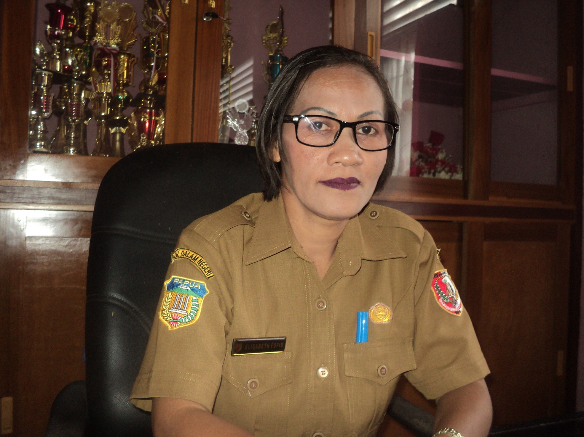 Elisabeth Fofid, Kepala Kelurahan Bambu Pemali . Foto: Agapitus Batbua;/ Mongabay Indonesia