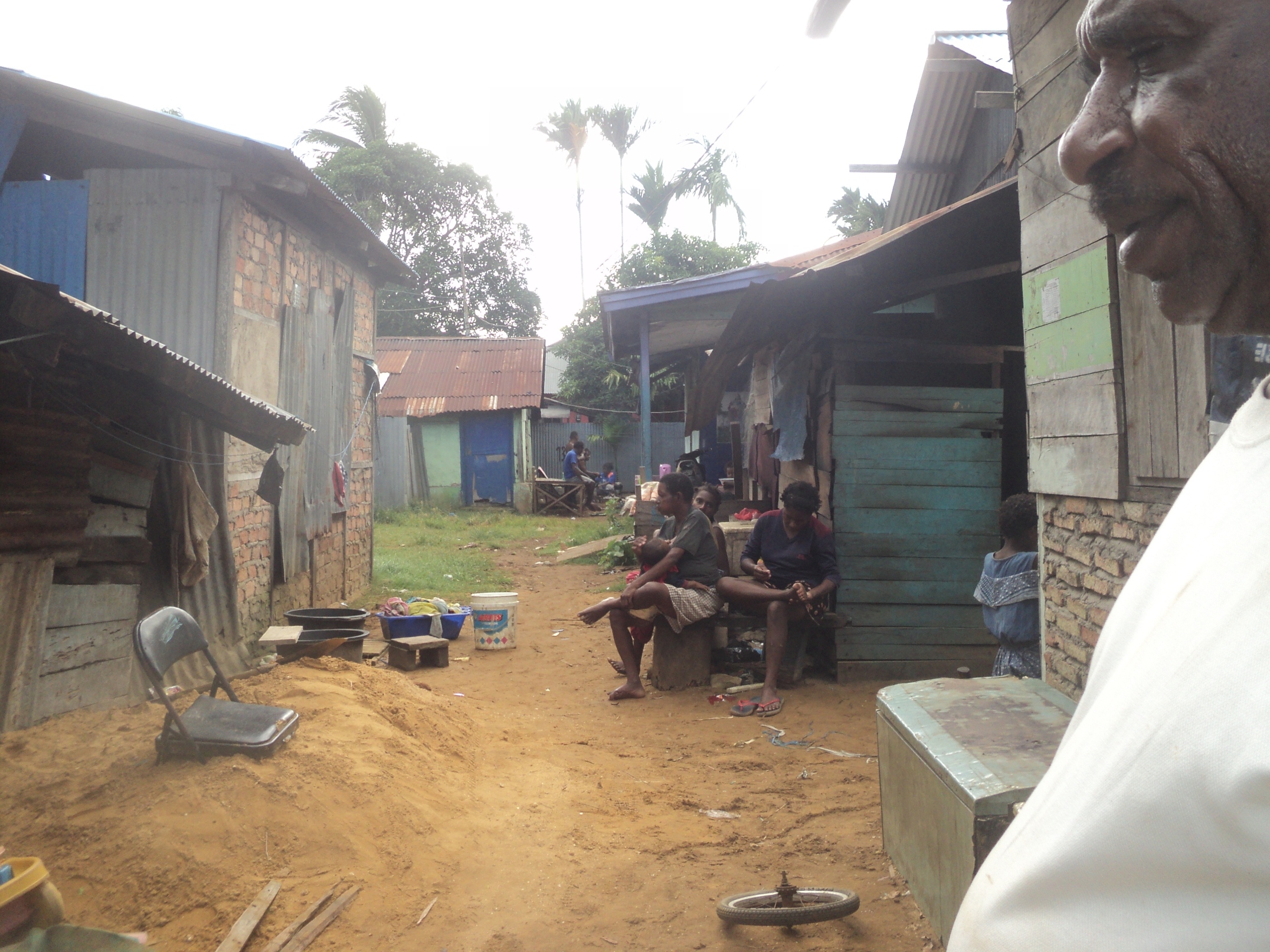 Rumah warga di Jalan Sesate dan Gak. Para perempuan pencari kepiting banyak tinggal di sini. Mereka berjuang menghidup keluarga dari menangkap dan berjualan kepiting. Foto: Agapitus Batbual. Mongabay Indonesia