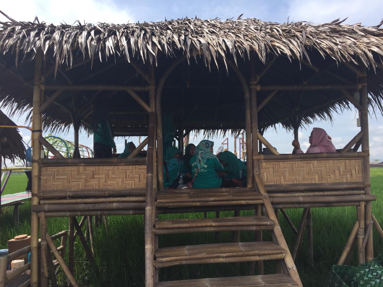 Pondok istirahat dan makan di wisata sawah. Foto: Barita News Lumbanbatu/ Mongabay Indonesia
