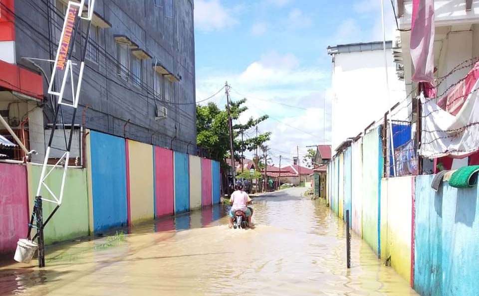 Baniir yang menggenangi kawasan Jalan Melati Raya KM 9. Foto: Natalia Yewen/ Mongabay Indonesia
