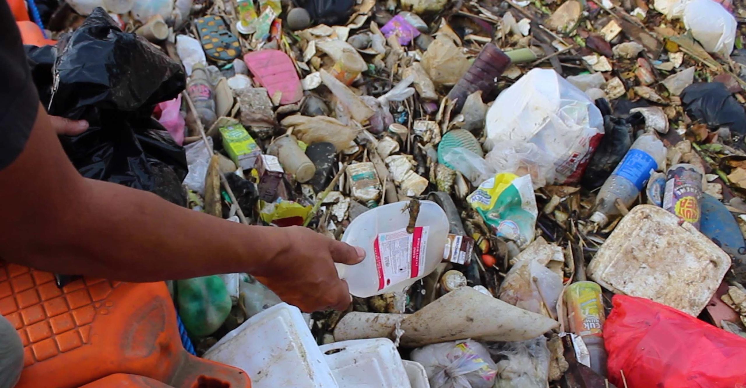 Sistem yang jelas mengenai penanganan limbah medis yang belum ada hingga banyak sampah-sampah medis terbuang sembarangan. Masa pandemi corona ini, membuat kondisi makin mengkhawatirkan karena bukan mustahil penyebaran virus malah melalui limbah-limbah medis yang tak tertangani dengan baik ini. Foto: Adi Renaldi/ Mongabay Indonesia