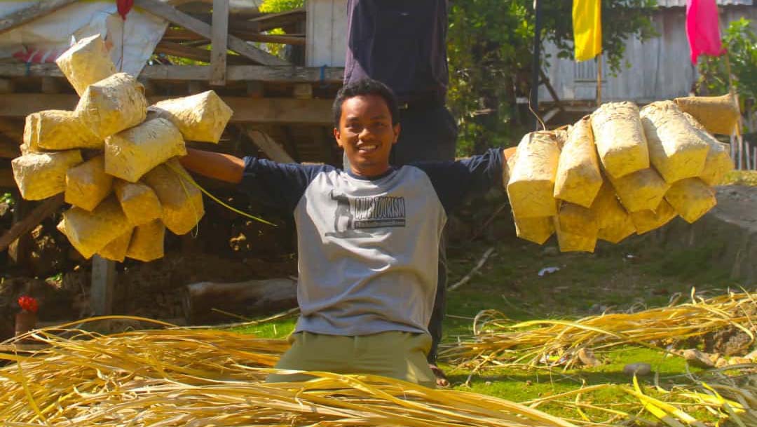 Balase, anyaman daun kelapa bisa jadi pengganti kantong plastik. Foto: M Yunan