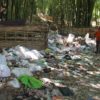 Tumpukan sampah di kebun bambu, tak jauh dari rumah adat Sembaun dan Bukit Selong. Setiap akhir pekan tempat ini ramai dikunjungi wisatawan.Foto: Fathul Rakhman/Mongabay Indonesia