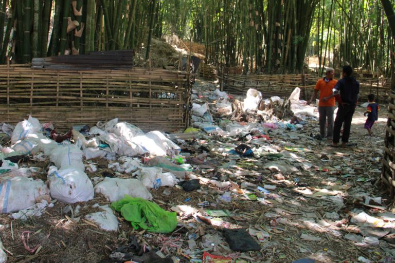 Tumpukan sampah di kebun bambu, tak jauh dari rumah adat Sembaun dan Bukit Selong. Setiap akhir pekan tempat ini ramai dikunjungi wisatawan.Foto: Fathul Rakhman/Mongabay Indonesia