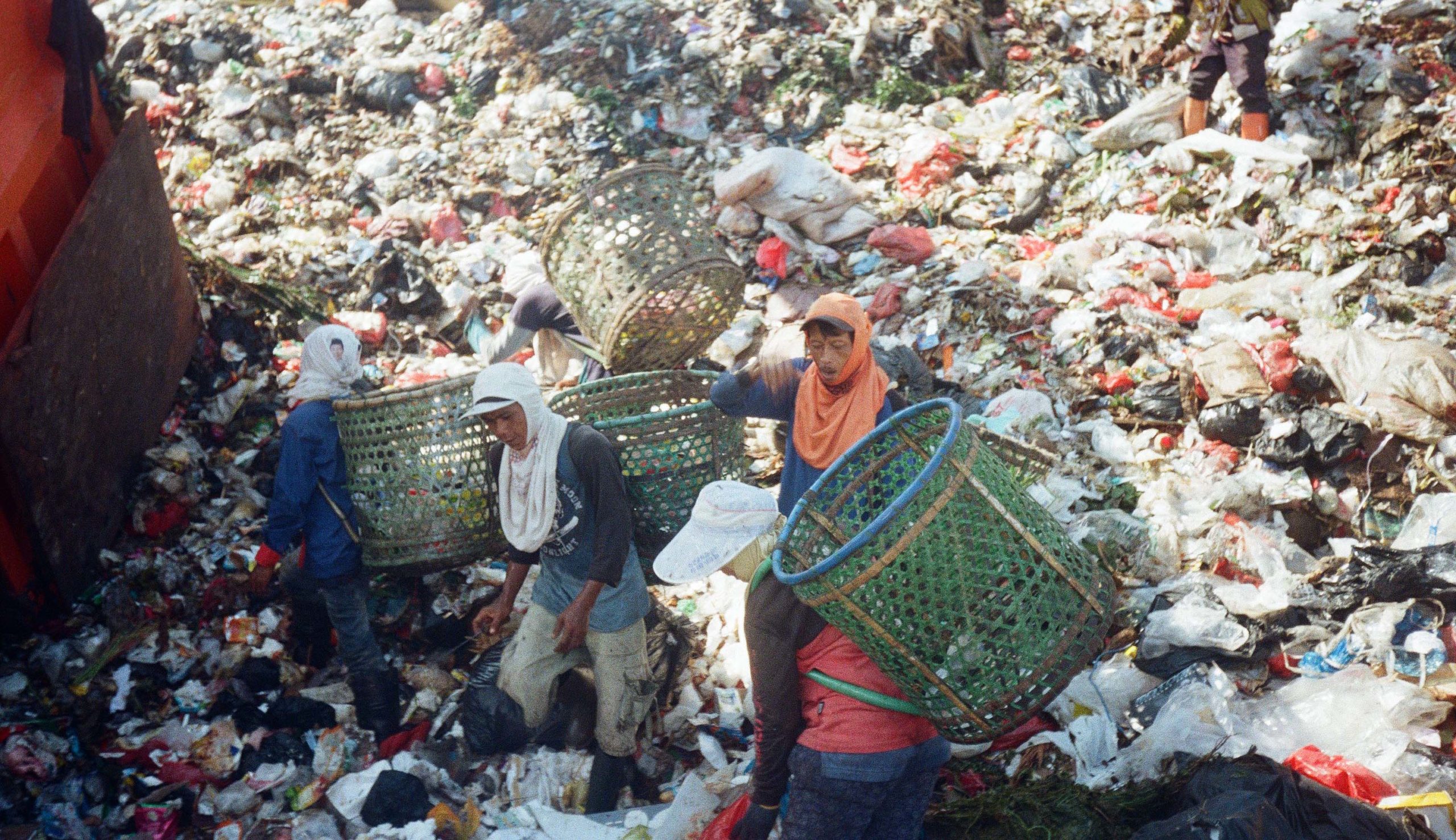 Sampah di tempat pembuangan akhir. Penanganan sampah medis di Indonesia masih buruk hingga membahayakan. Foto: Adi Renaldi/ Mongabay Indonesia 