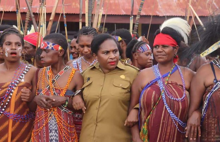 Yustina Ogoney, tokoh perempuan adat Papua, juga Kepala Distrik Merdey, Kabupaten Teluk Bintuni, Papua Barat, cerita soal bagaimana upaya perempuan melindungi wilayah adat mereka. Foto: dokumen Yustina