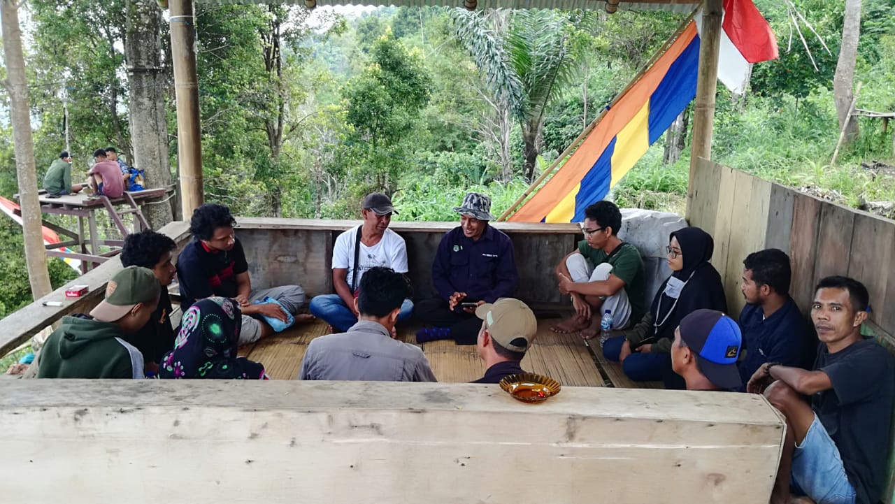 Pertemuan Kepala KPH Ternate Tidore Ibrahim Tuhateru (bertopi berkemeja biru) dengan Kelompok LPHD bersama mahasiswa yang menjadi relawan pengelolaan tempat wisata. Foto: Mahmud Ichi/ Mongabay Indonesia