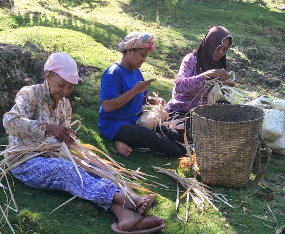 Para perempuan menganyam daun kelapa. Foto: M Yunan