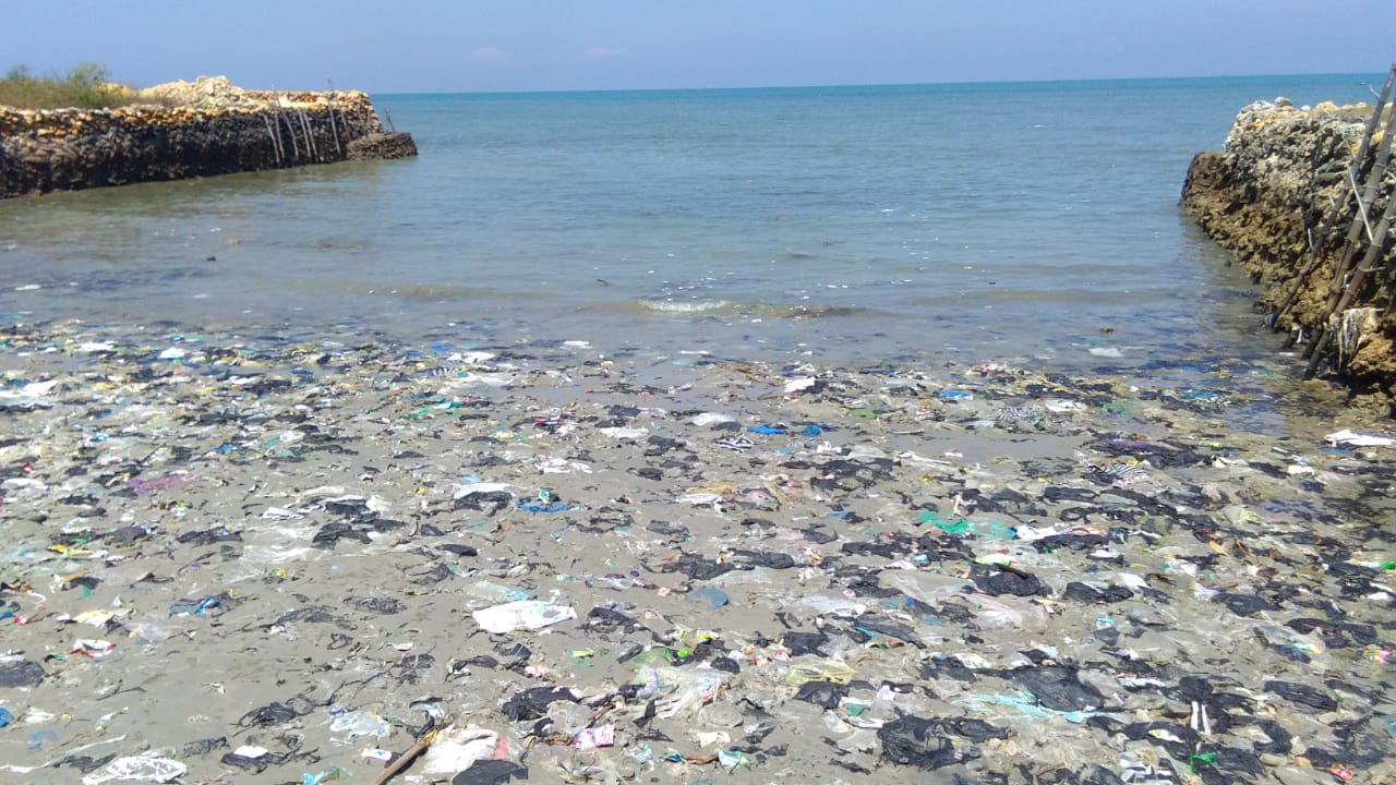 Sampah penuhi tepian pantai di Madura. Foto: Gafur Abdullah/ Mongabay Indonesia