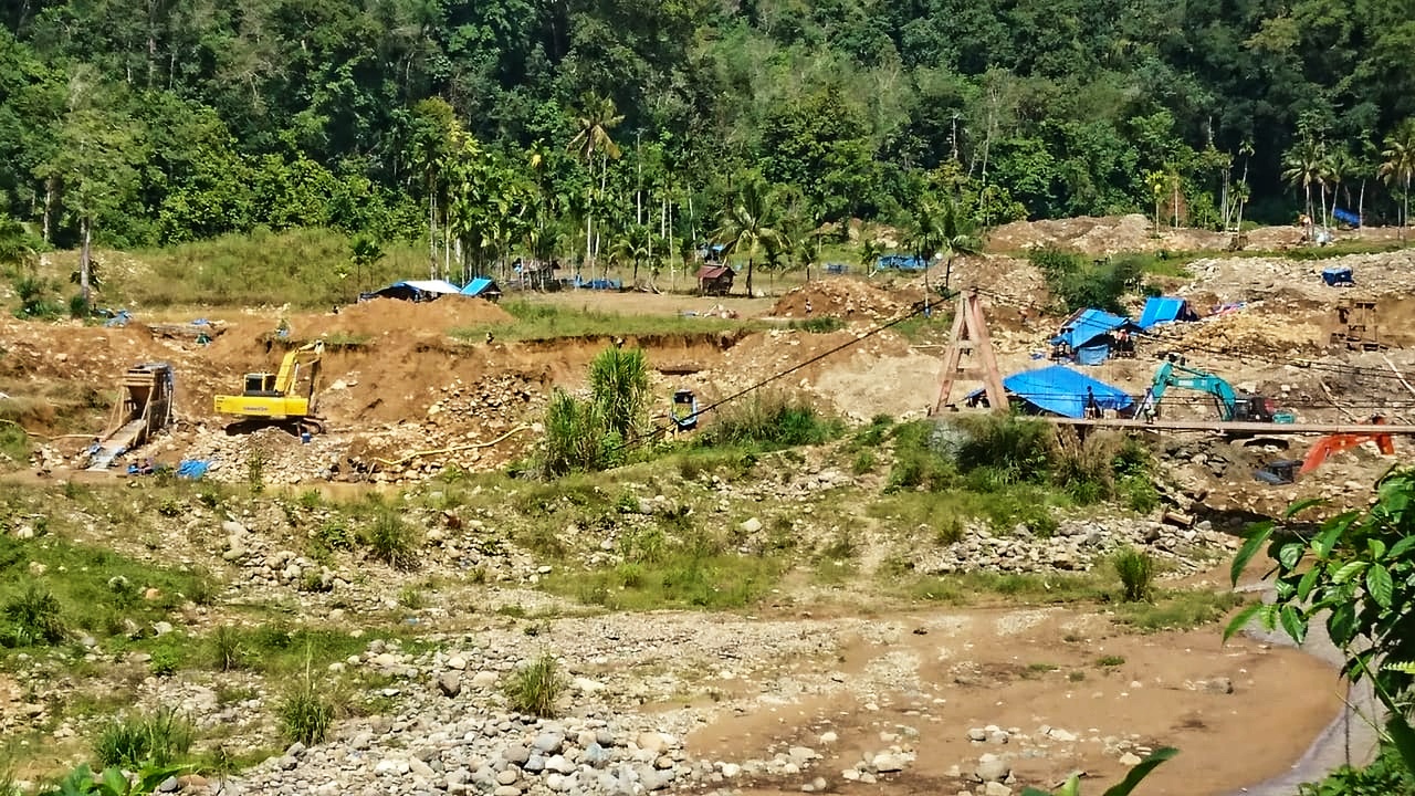 Penambangan emas di tepian Sungai Batang Natal, dengan limbah keruan dibuang ke aliran sungai. Foto: Ayat S Karokaro/ Mongabay Indonesia