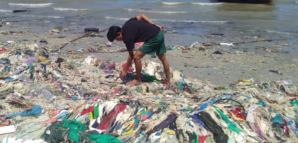 Sampah di tepian pantai di Madura. Foto: gafur Abdullah/ Mongabay Indonesia