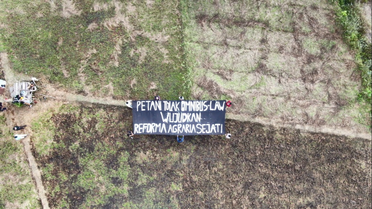 Aksi Hari Tani 2020 di Kalimantan Timur yang menyuarakan tolak omnibus law dan jalankan reforma agraria sejati. Foto: Aliansi Kaltim Melawan (AKM)