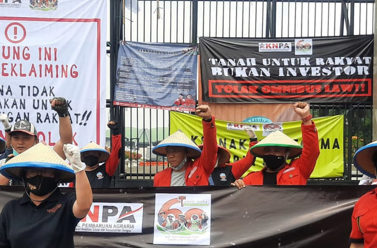 Aksi KNPA di depan DPR Jakarta, menola RUU Cipta Kerja, dan mendesak reforma afraria sejati. Foto: KPA