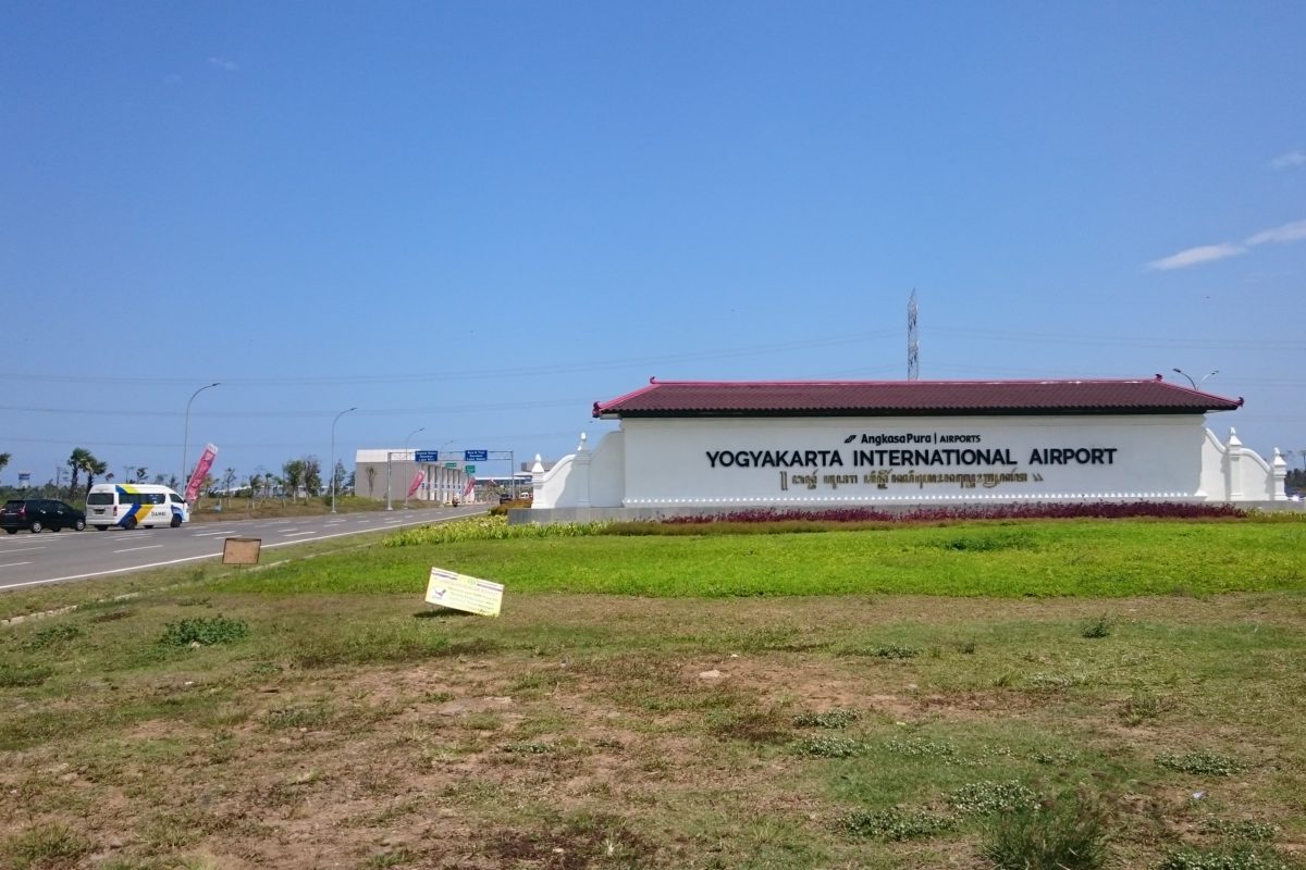 Jalan masuk ke Bandara Yogyakarta yang baru. Foto: Nuswantoro/ Mongabay Indonesia