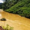 Kondisi Sungai Batang Natal. Air menguning. Di tepian sungai ada aktivitas pengerukan tanah untuk tambang emas. Foto: Ayat S Karokaro/ Mongabay Indonesia