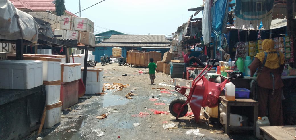Sampah plastik berebaran di area PPI Hamadi. Foto: Asrida Elisabeth/ Mongabay Indonesia