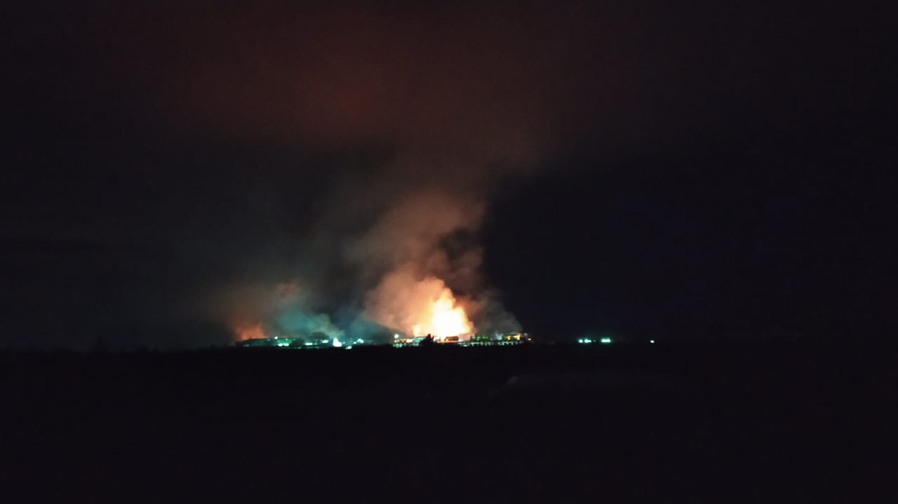 Nampak dari kejauhan kepulan asap dan pembakaran forenikel di PT OSS, foto ini diambil saat malam hari disekitar perusahaan. Foto Kamarudin/ Mongabay. Indonesia