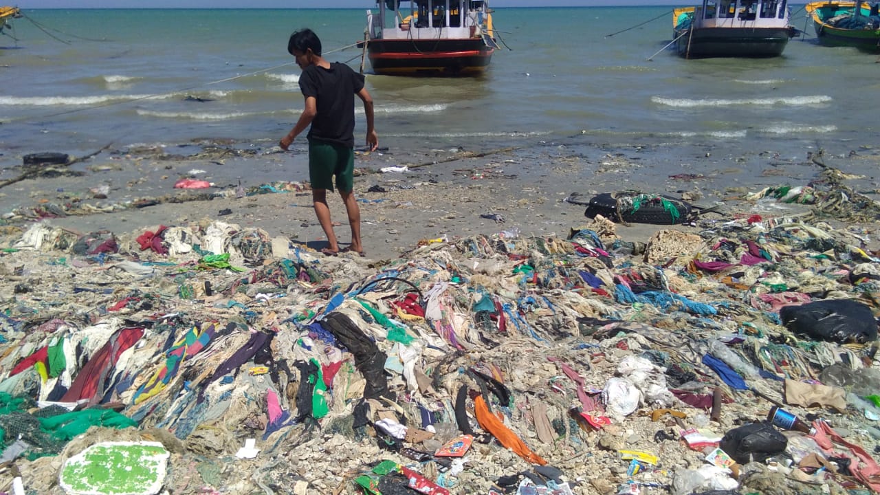 Sampah menumpuk dan berserakan di pesisir pantai Madura. Foto: Abdul Gafur/ Mongabay Indonesia