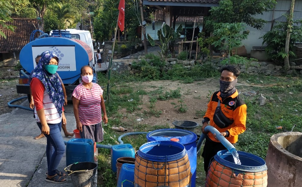 Warga Grobokan dapat bagian air bersih. Foto: BNPB 