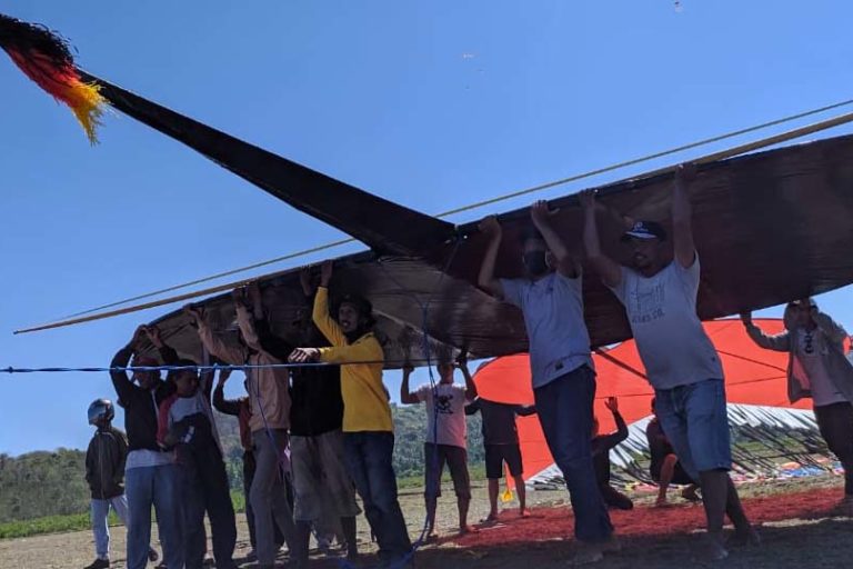 Mereka bersiap-siap menerbangkan layang Mandar. Foto: Agus Mawan/ Mongabay Indonesia