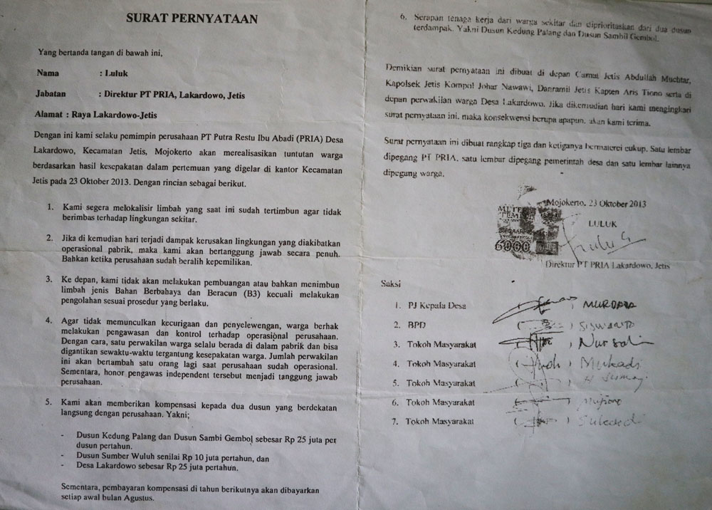 Surat yang ditandatangani Direktur PT PRIA, Wira Hiyatati pada 2013. Dalam suratnya itu, Wira menyatakan untuk tidak lagi menimbun limbah di sekitar area pabrik. Foto: A Asnawi 
