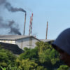 Kepulan asap hitam dari cerobong PT PRIA. Foto: A. Asnawi