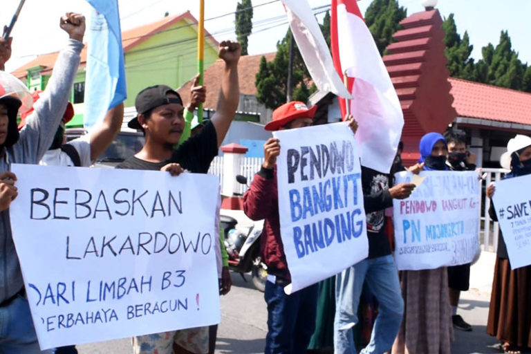 Warga Lakardowo saat berunjuk rasa di depan kantor PN Mojokerto, pada 6 Juni 2020. Foto: A Asnawi